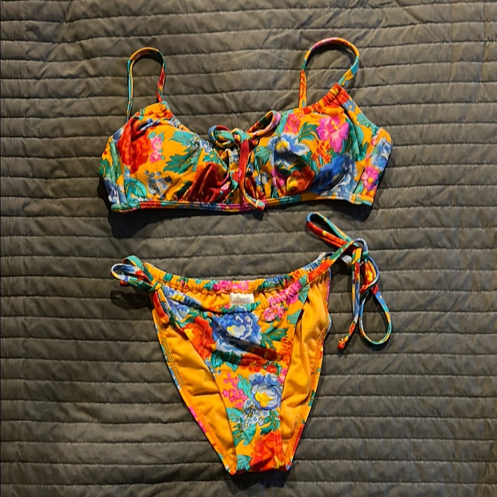 Floral Bikini Set Xhiliration adjustable top and bottoms. Sz M bottom and L top.